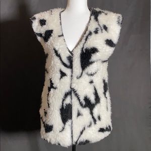 black and white teddy vest by Buffalo Medium